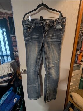 Ariya Women’s Light-Faded Blue Straight-Leg Jeans